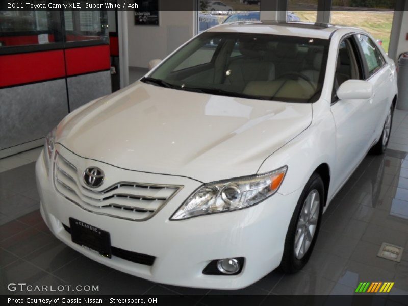 Super White / Ash 2011 Toyota Camry XLE