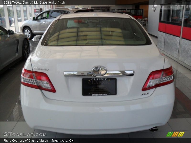 Super White / Ash 2011 Toyota Camry XLE