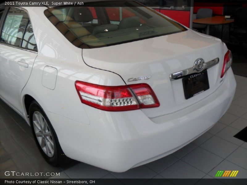 Super White / Ash 2011 Toyota Camry XLE