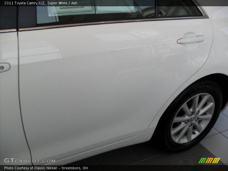 Super White / Ash 2011 Toyota Camry XLE