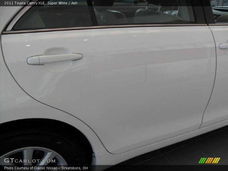 Super White / Ash 2011 Toyota Camry XLE