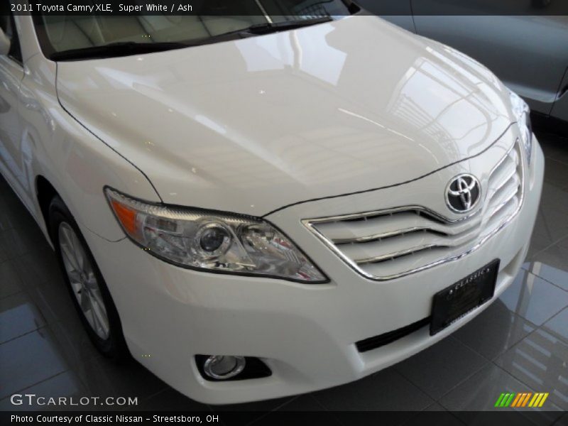 Super White / Ash 2011 Toyota Camry XLE