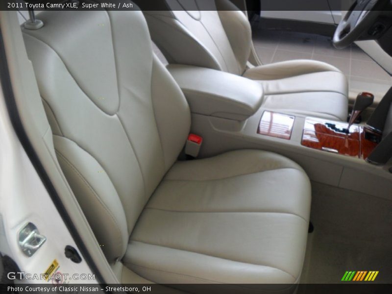 Super White / Ash 2011 Toyota Camry XLE