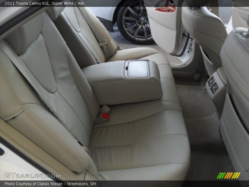 Super White / Ash 2011 Toyota Camry XLE