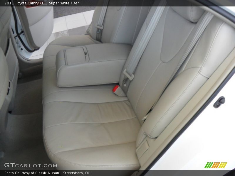 Super White / Ash 2011 Toyota Camry XLE