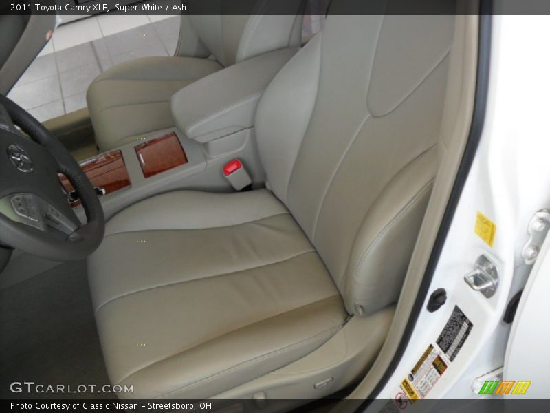 Super White / Ash 2011 Toyota Camry XLE