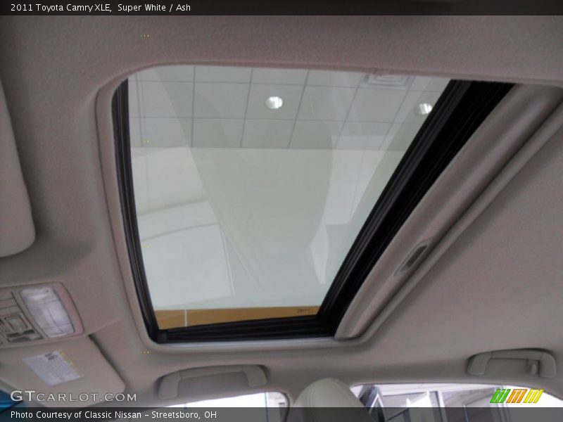 Super White / Ash 2011 Toyota Camry XLE