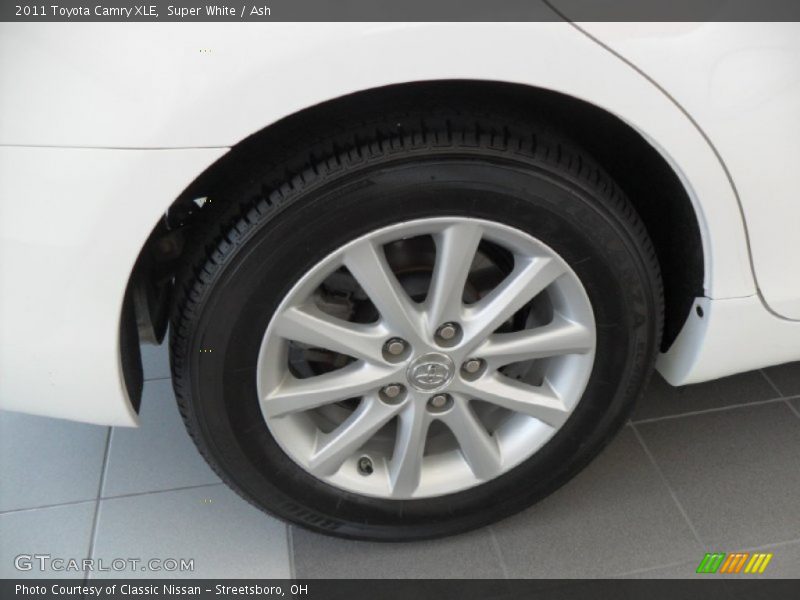 Super White / Ash 2011 Toyota Camry XLE