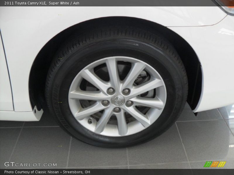 Super White / Ash 2011 Toyota Camry XLE