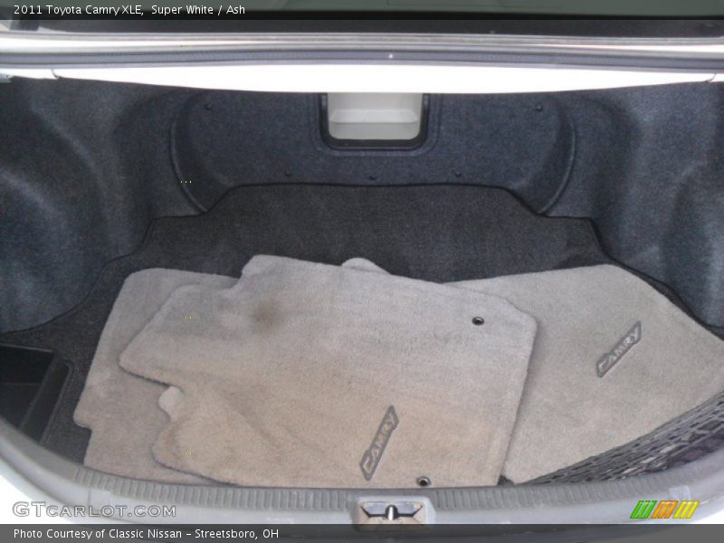 Super White / Ash 2011 Toyota Camry XLE