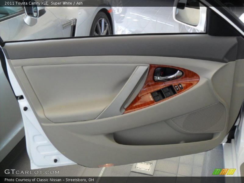 Super White / Ash 2011 Toyota Camry XLE