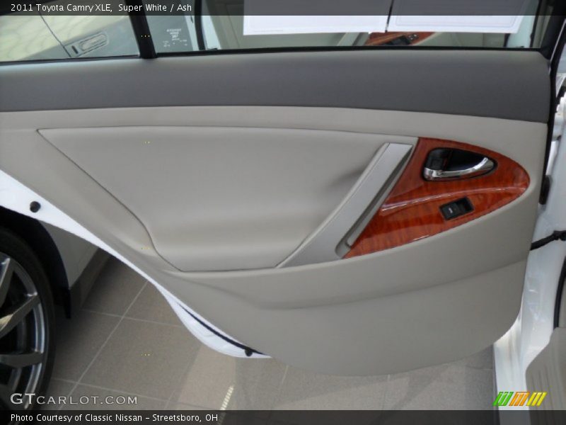 Super White / Ash 2011 Toyota Camry XLE