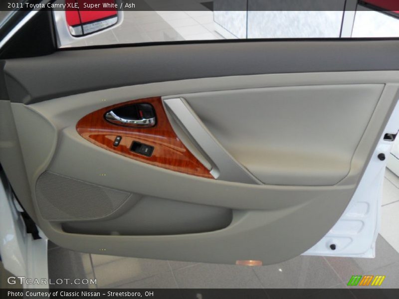 Super White / Ash 2011 Toyota Camry XLE