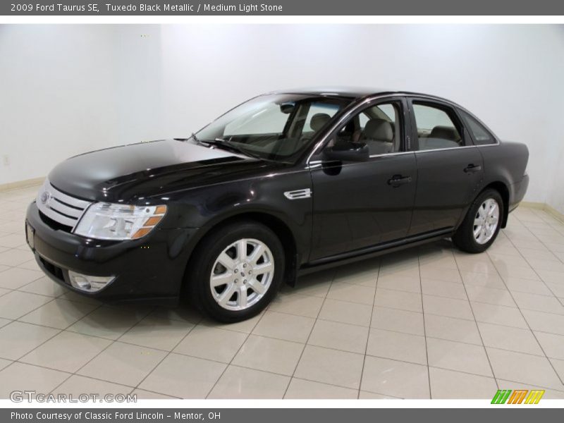 Front 3/4 View of 2009 Taurus SE