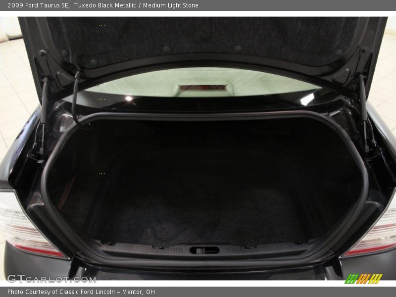 Tuxedo Black Metallic / Medium Light Stone 2009 Ford Taurus SE