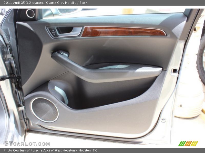 Quartz Grey Metallic / Black 2011 Audi Q5 3.2 quattro