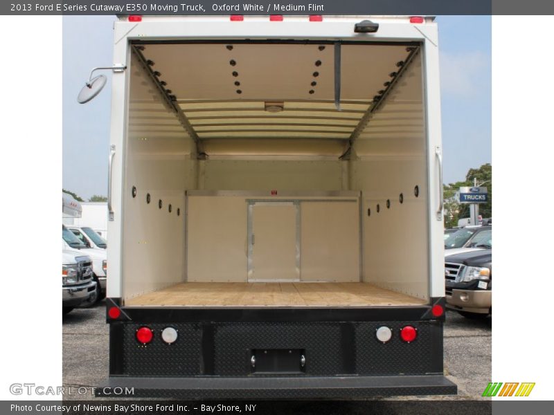 Oxford White / Medium Flint 2013 Ford E Series Cutaway E350 Moving Truck