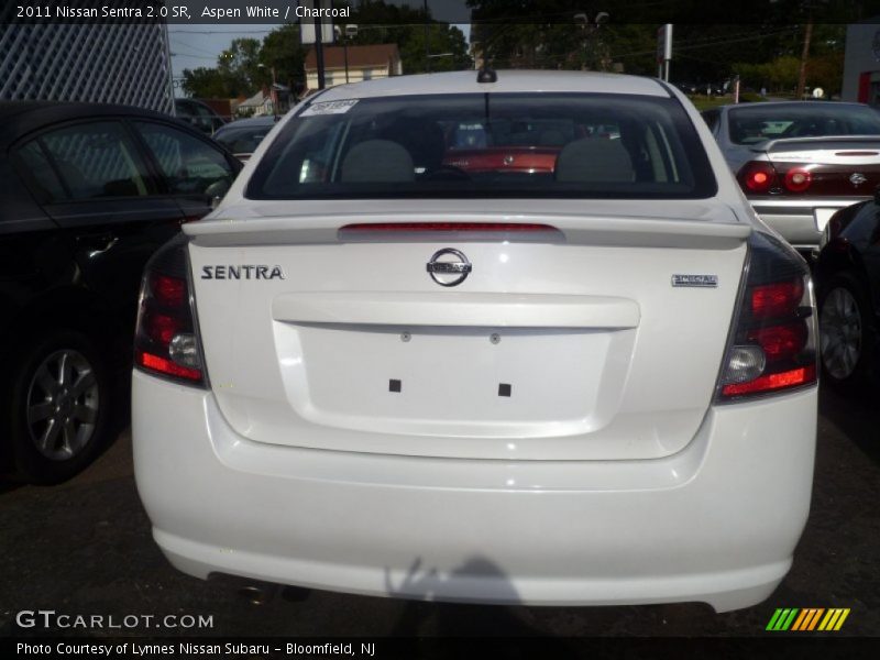 Aspen White / Charcoal 2011 Nissan Sentra 2.0 SR