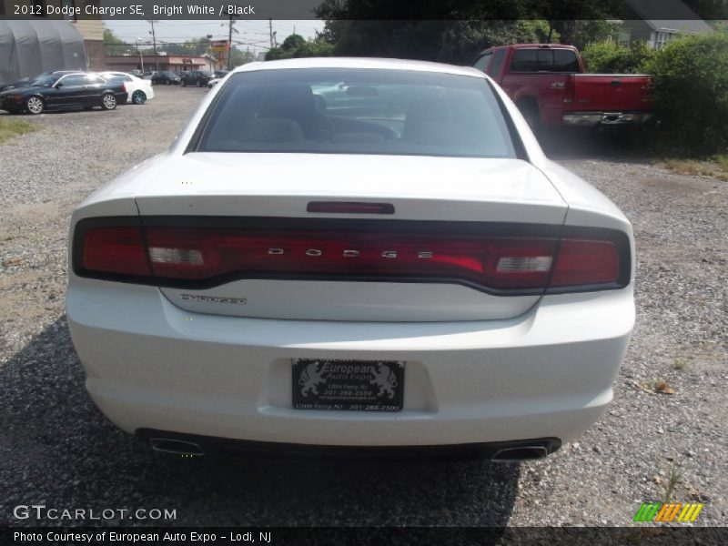 Bright White / Black 2012 Dodge Charger SE