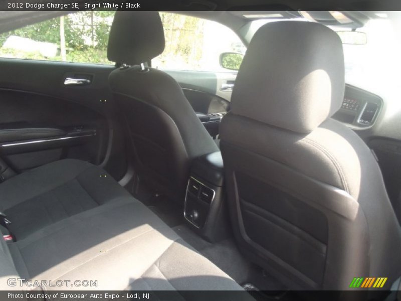 Bright White / Black 2012 Dodge Charger SE