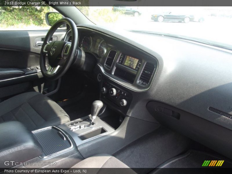 Bright White / Black 2012 Dodge Charger SE