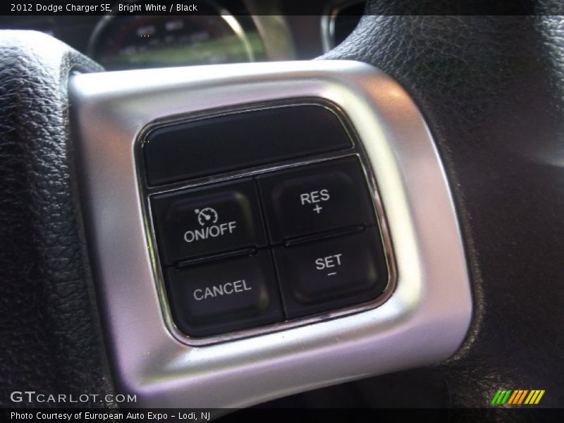 Bright White / Black 2012 Dodge Charger SE