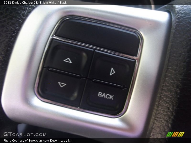 Bright White / Black 2012 Dodge Charger SE