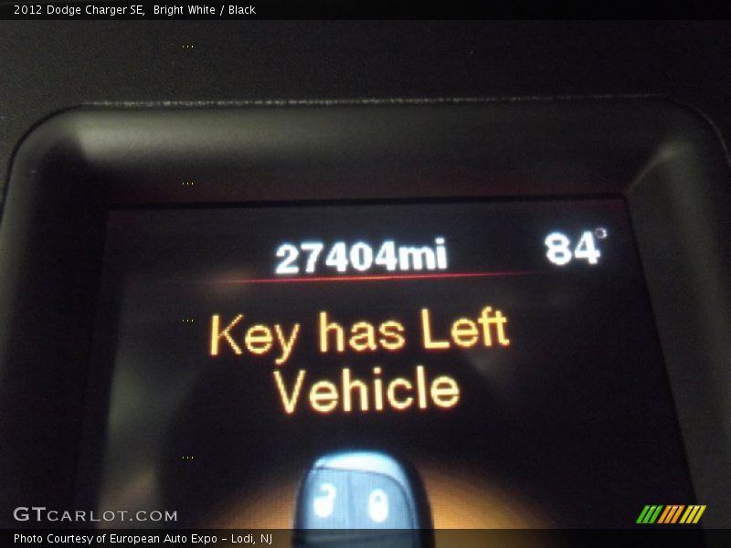 Bright White / Black 2012 Dodge Charger SE