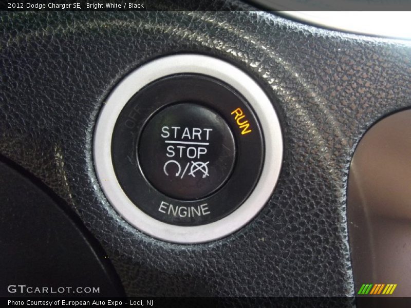 Bright White / Black 2012 Dodge Charger SE