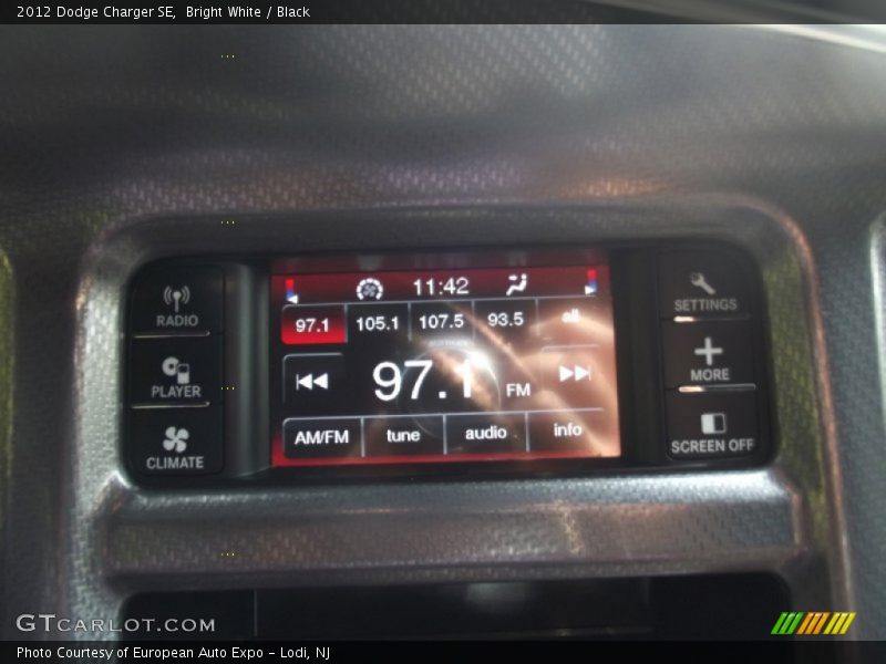 Bright White / Black 2012 Dodge Charger SE