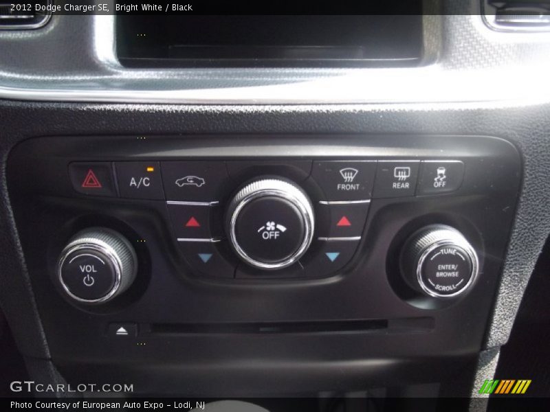 Bright White / Black 2012 Dodge Charger SE