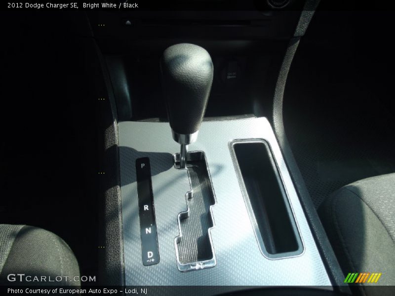 Bright White / Black 2012 Dodge Charger SE