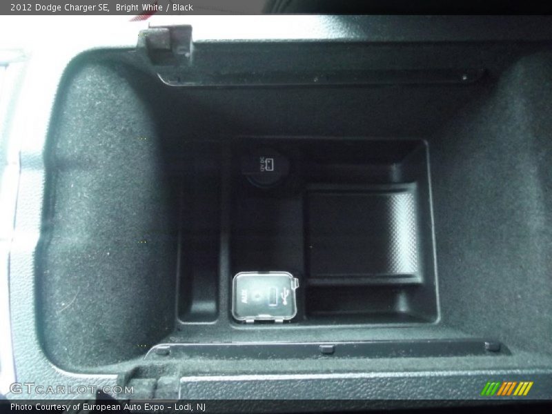 Bright White / Black 2012 Dodge Charger SE