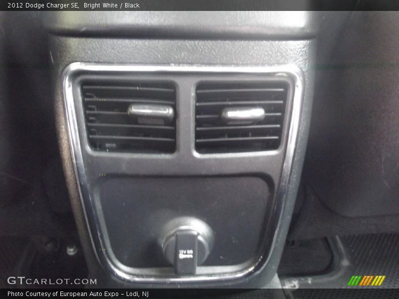 Bright White / Black 2012 Dodge Charger SE