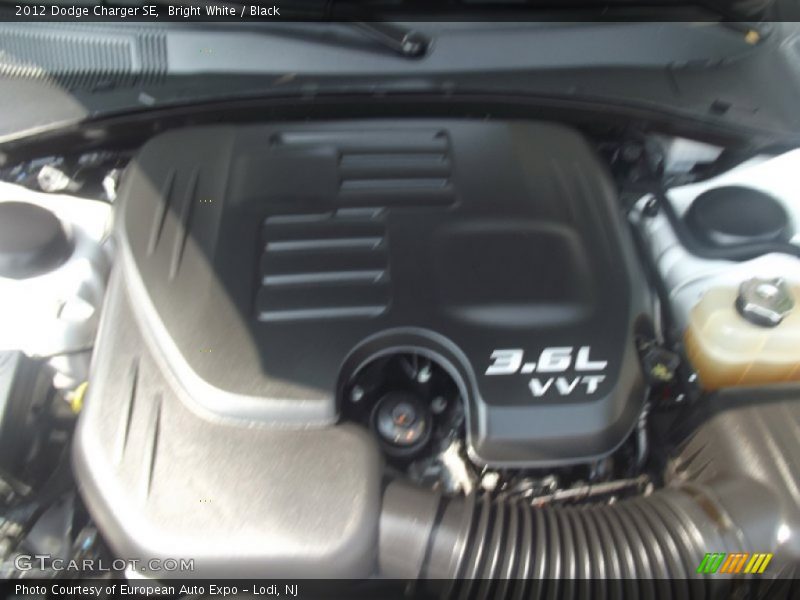 Bright White / Black 2012 Dodge Charger SE