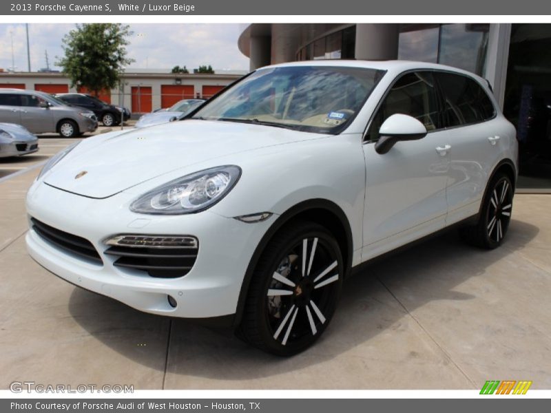 Front 3/4 View of 2013 Cayenne S