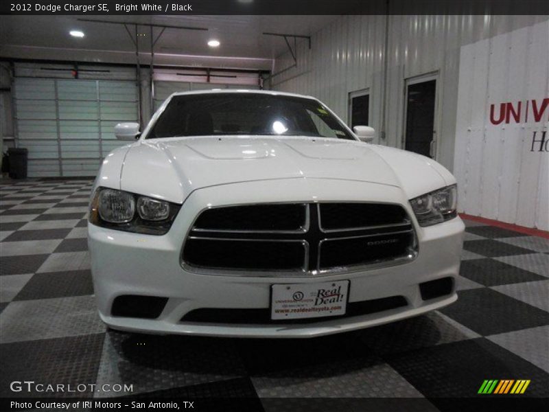 Bright White / Black 2012 Dodge Charger SE