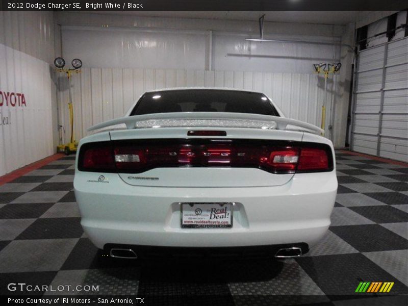Bright White / Black 2012 Dodge Charger SE