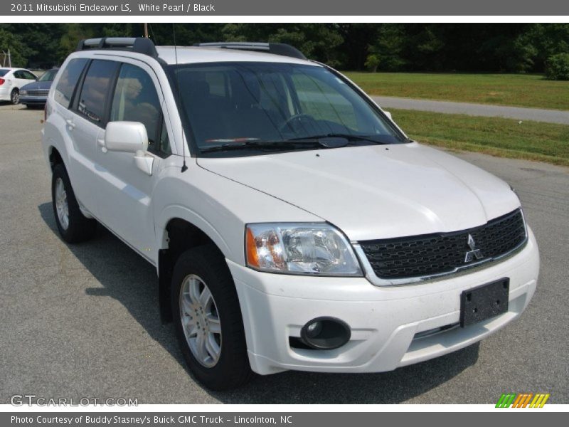White Pearl / Black 2011 Mitsubishi Endeavor LS