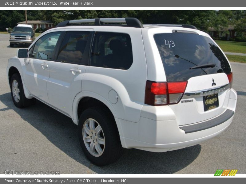 White Pearl / Black 2011 Mitsubishi Endeavor LS