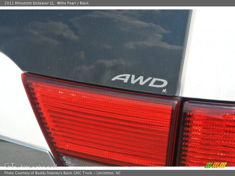 White Pearl / Black 2011 Mitsubishi Endeavor LS