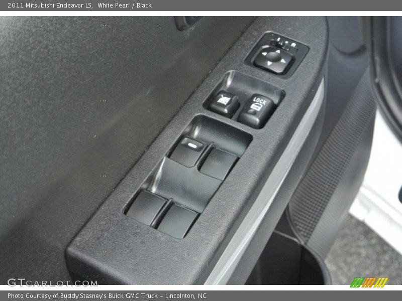 White Pearl / Black 2011 Mitsubishi Endeavor LS