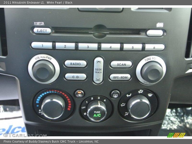 White Pearl / Black 2011 Mitsubishi Endeavor LS