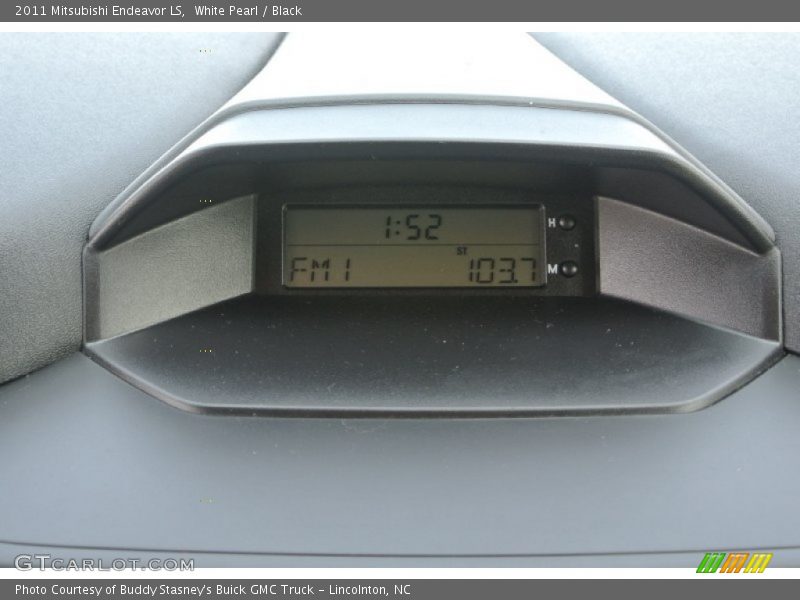White Pearl / Black 2011 Mitsubishi Endeavor LS