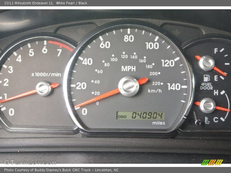 White Pearl / Black 2011 Mitsubishi Endeavor LS