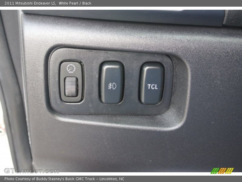 White Pearl / Black 2011 Mitsubishi Endeavor LS
