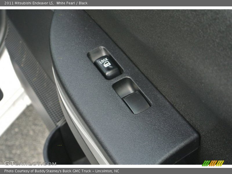 White Pearl / Black 2011 Mitsubishi Endeavor LS