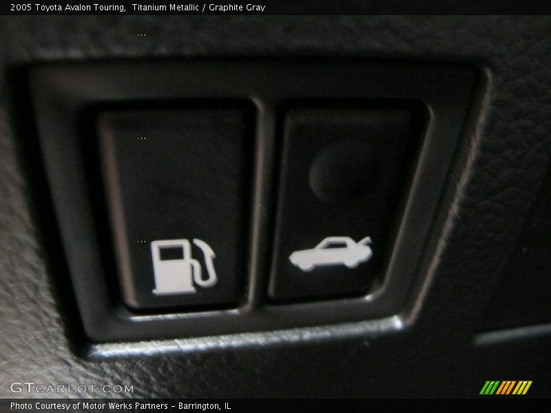 Titanium Metallic / Graphite Gray 2005 Toyota Avalon Touring