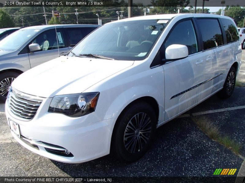 Bright White / S Black 2014 Chrysler Town & Country S