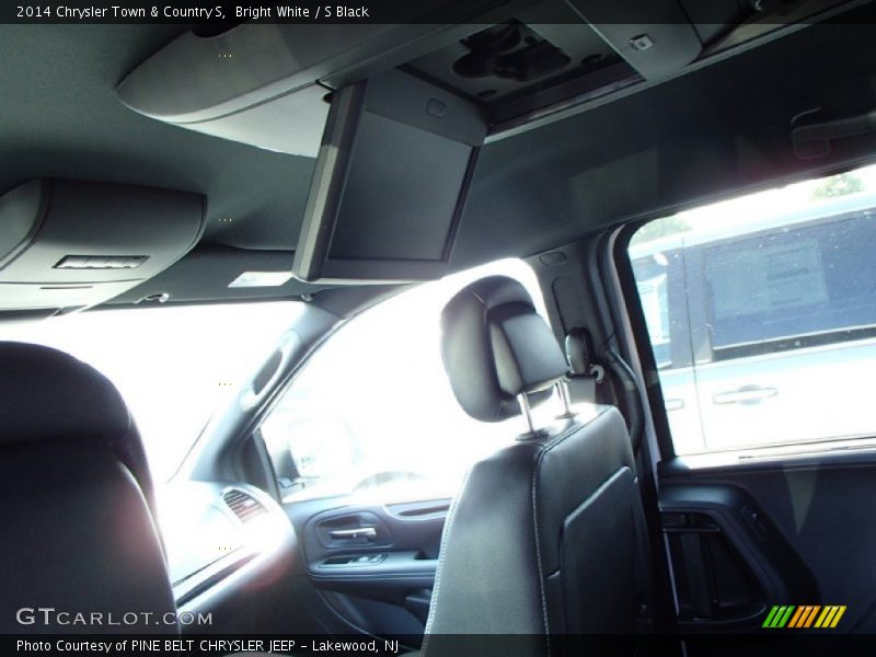 Bright White / S Black 2014 Chrysler Town & Country S